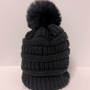Cozy Winter Hat with Fur Pom - Stay Warm in Style with this Black Hat!